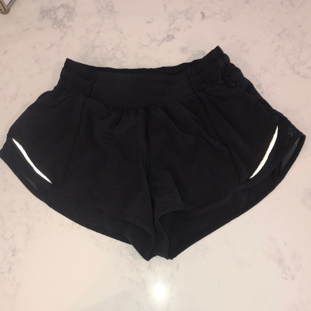 LULULEMON HOTTY HOT SHORTS 2.5 SZ 4 BLACK
